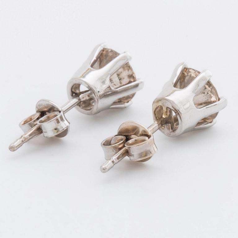 EAARINGS 14K whitegold approx 1,5 ct in total approx N-O very light brown,  Inclusions.