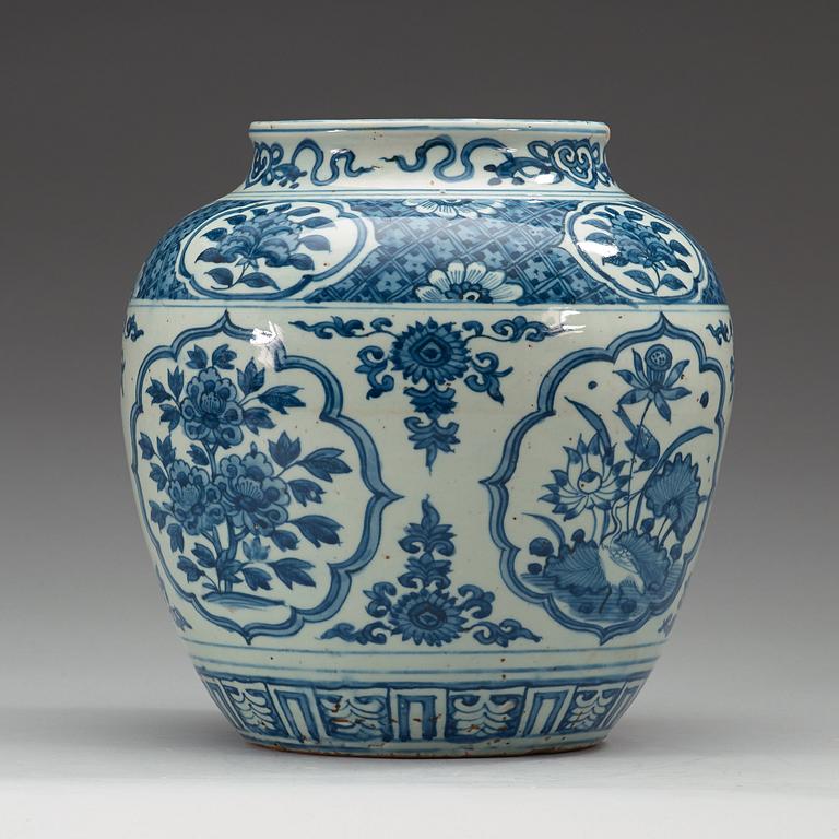 A blue and white jar, Ming dynasty, Wanli (1572-1620).