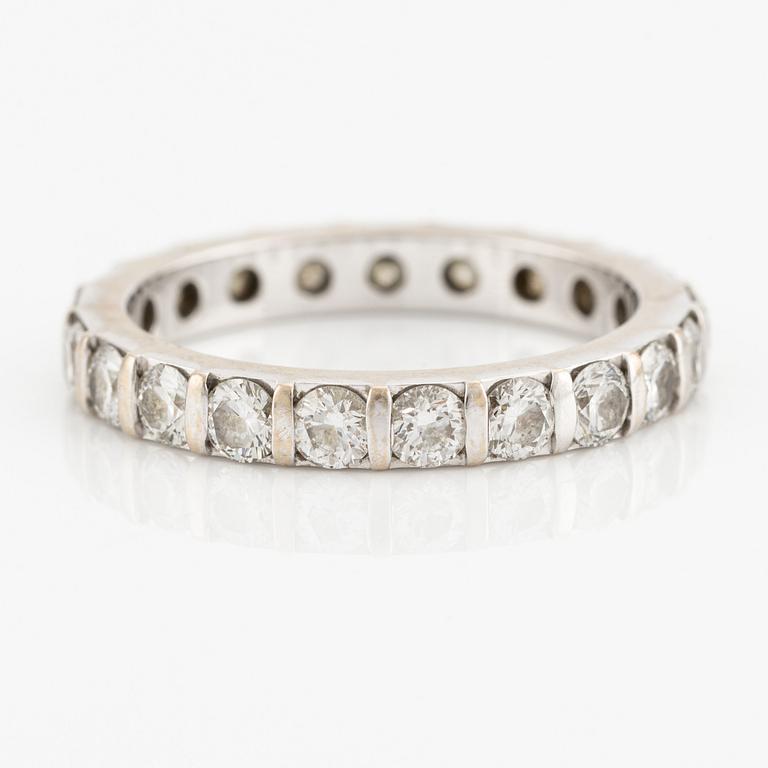 Cartier alliance ring in white gold with round brilliant-cut diamonds.