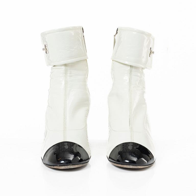 Chanel, ankle boots, size 37C.
