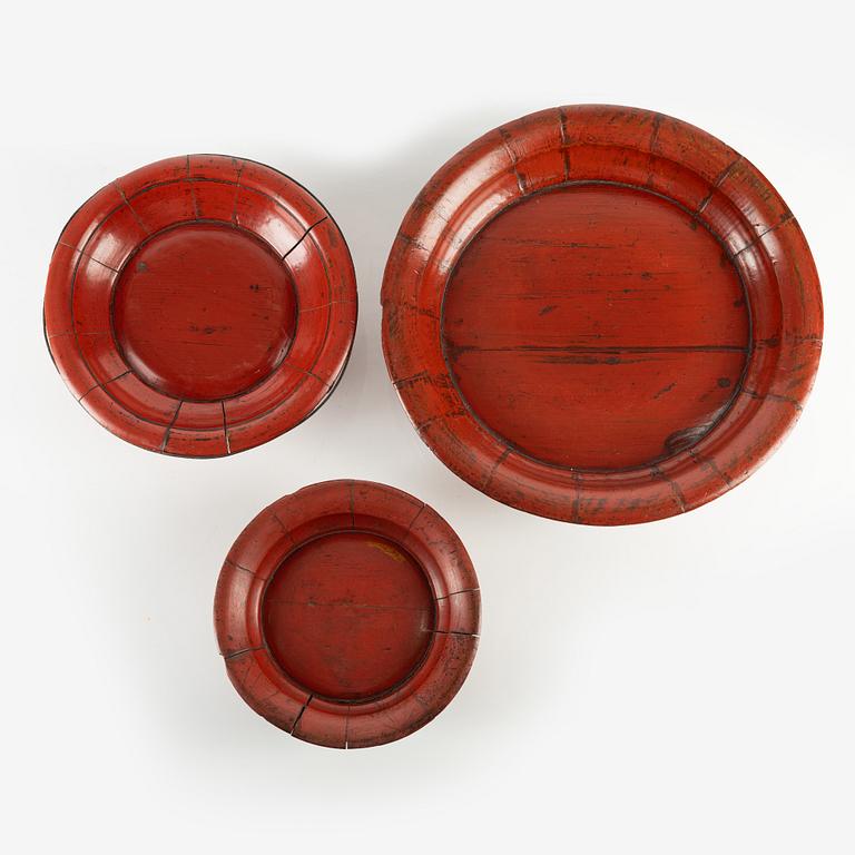 A set with three lacquer trays, 20th Century.