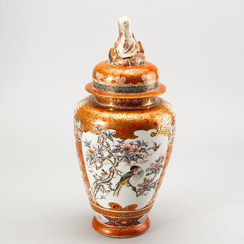 A Chinese porcelain urn around 1900.