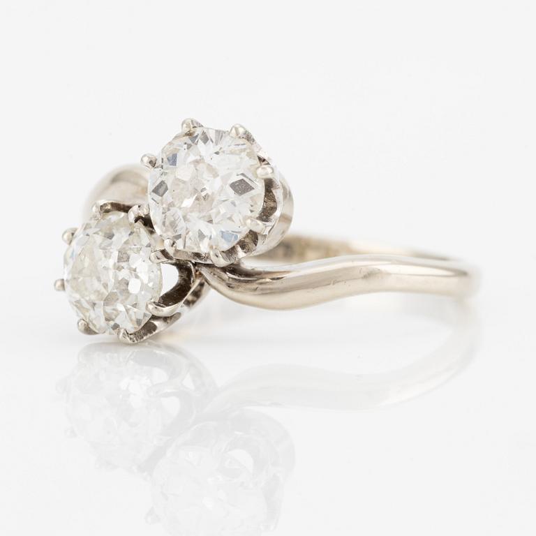 Ring, tvillingring, 18K vitguld med två gammalslipade diamanter.