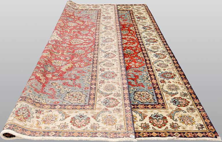 A Tabriz carpet, approx. 343 x 245 cm.