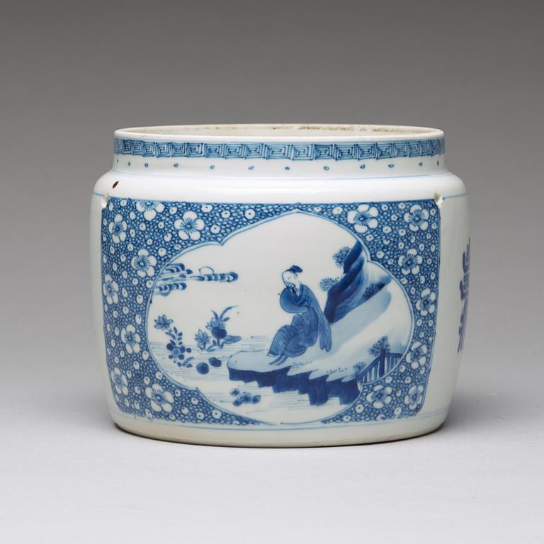 A blue and white jar, Qing dynasty, Kangxi (1662-1722).