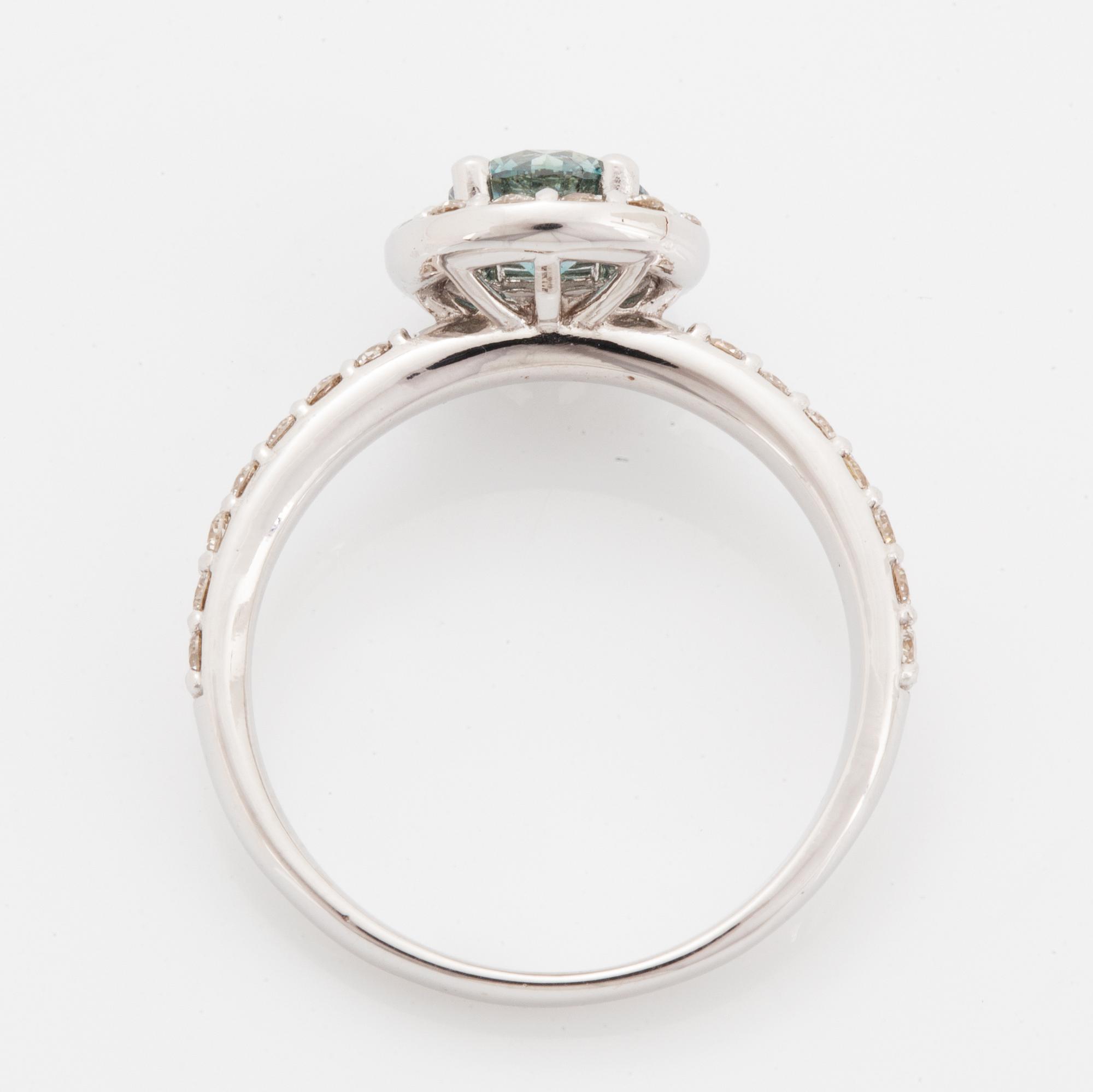 Ring, med briljantslipad blå färgbehandlad diamant.