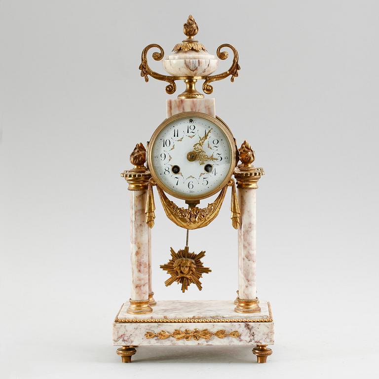 BORDSPENDYL, gustaviansk stil, 1900-talets första hälft.