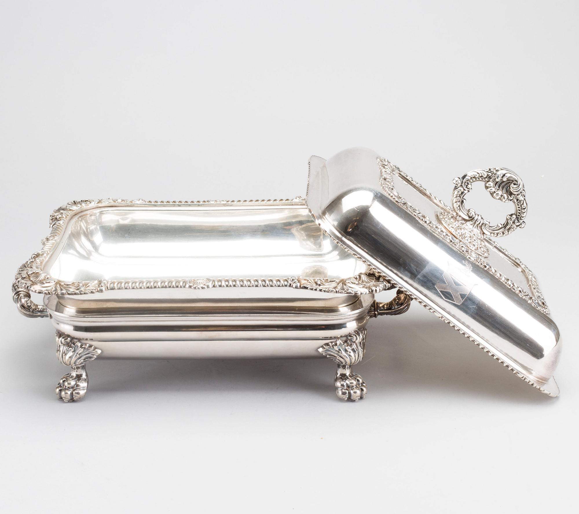 A plate serving dish with lid, probably England, 20th century.