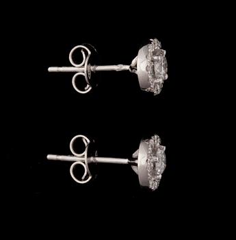 ÖRHÄNGEN, ett par, 14k vitguld med briljantslipade diamanter mittstenar tot ca0,40ct och små dia tot ca0,14ct. 2000-tal.