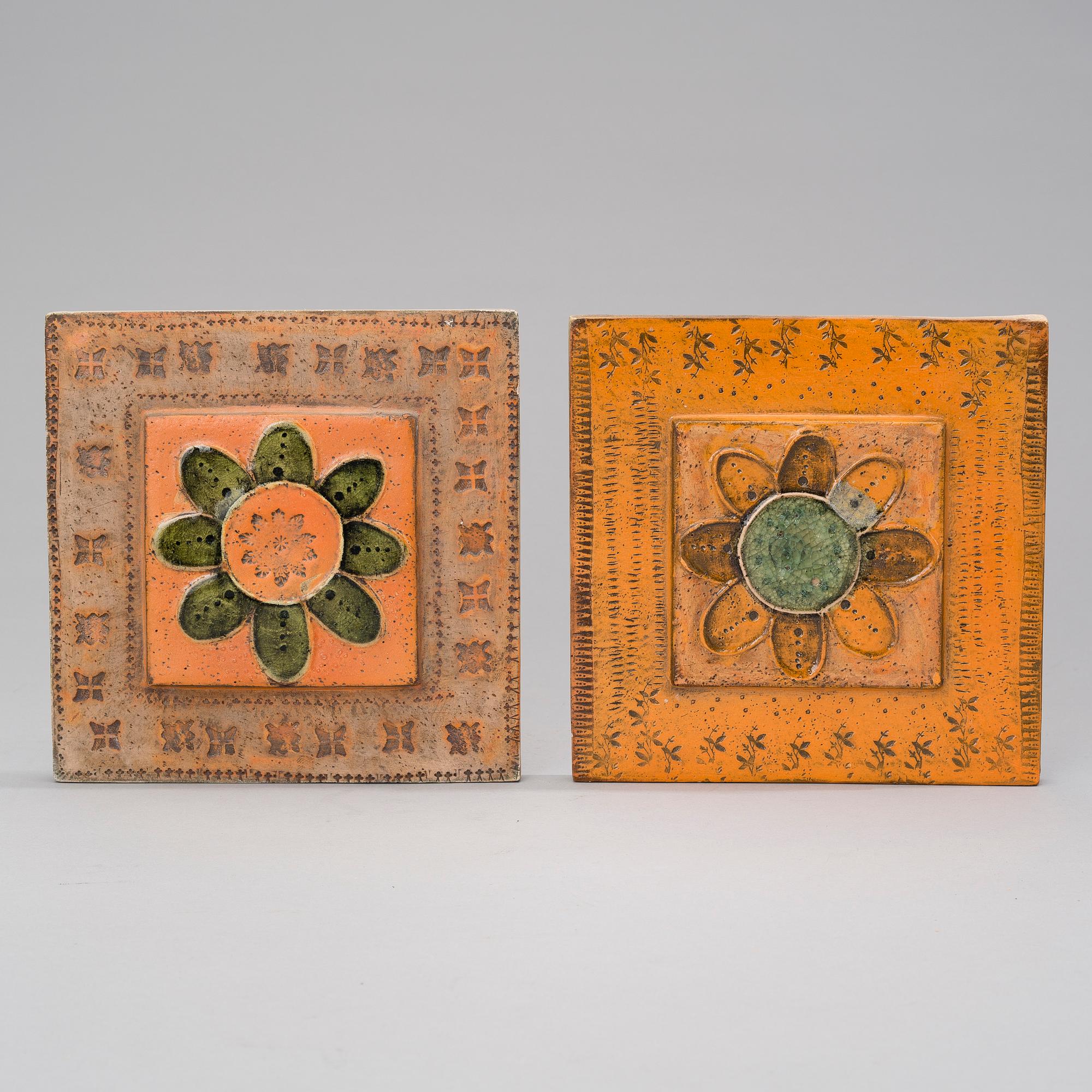 RUT BRYK, KERAMIKRELIEFER, ETT PAR. Sign. Bryk.