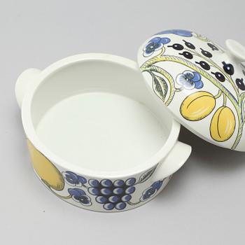 43 pieces of porcelain tableware by Birger Kaipiainen for Arabia, model "Paratiisi", second half of the 20th century.