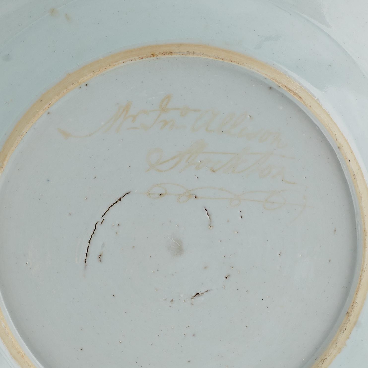 Terrin med lock, tallrik och smörterrin med lock och fat, porslin, Kina, 1700- och 1800-tal.