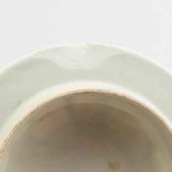 Lock urn China, 19th century porcelain.