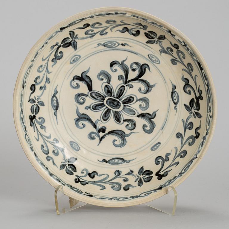 A blue and white dish, Thailand, 17/18th Century. Shipwrecked.