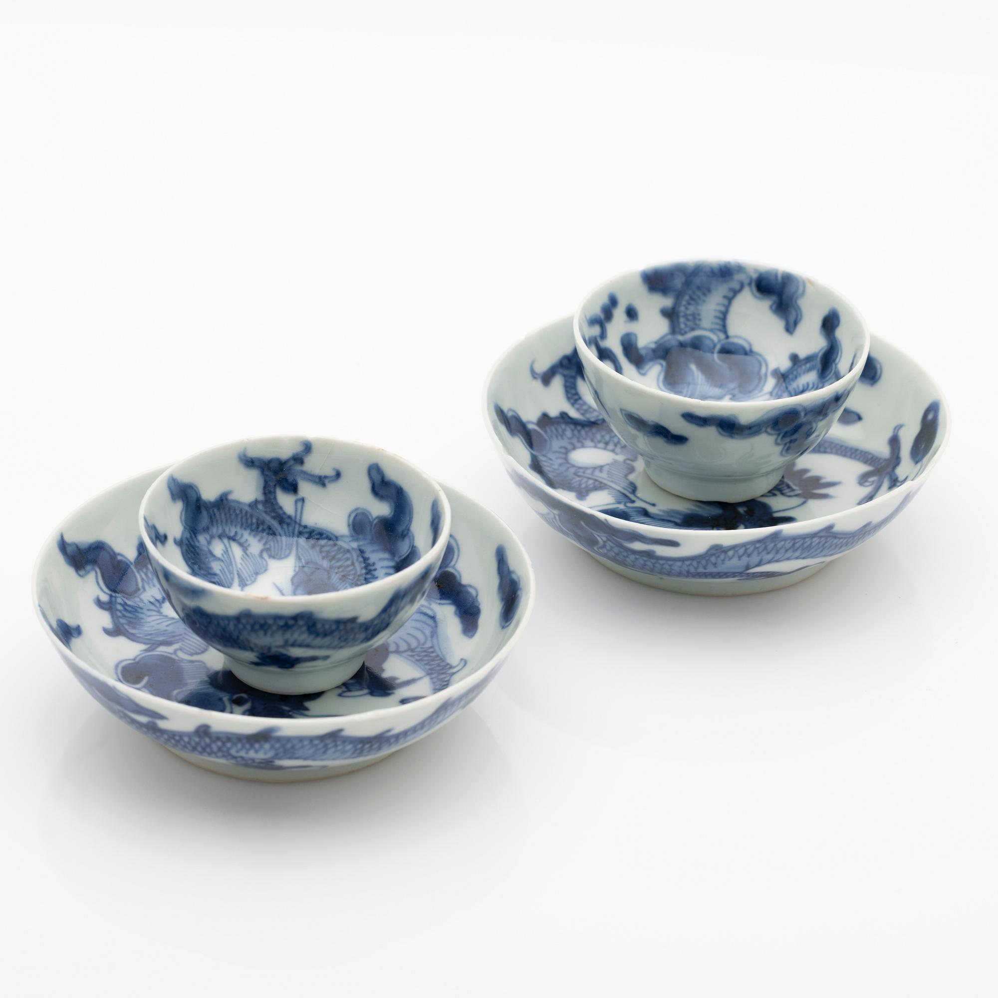 A pair of Chinese blue and white porcelain saucers with stands, Qing dynasty, 19th century.