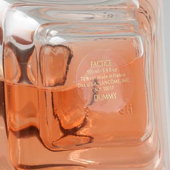 17 so called factices and 7 perfume testers.