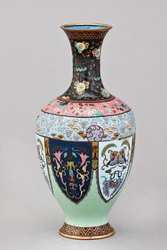 BONBONJÄR samt VAS, cloisonne, Kina, 1800/1900-tal.