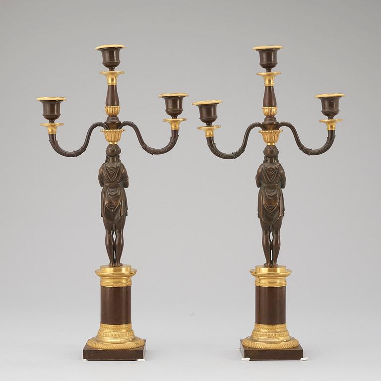 KANDELABRAR, för tre ljus, ett par. Empire, 1800-talets början.