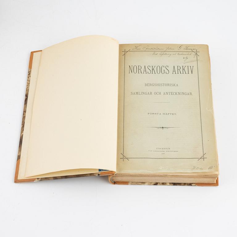 Böcker, 9 volymer, "Noraskogs Arkiv I-VI" Johan Johansson, 1883-1928, samt "Om Noraskog I-III", Johan Johansson, 1875-84.