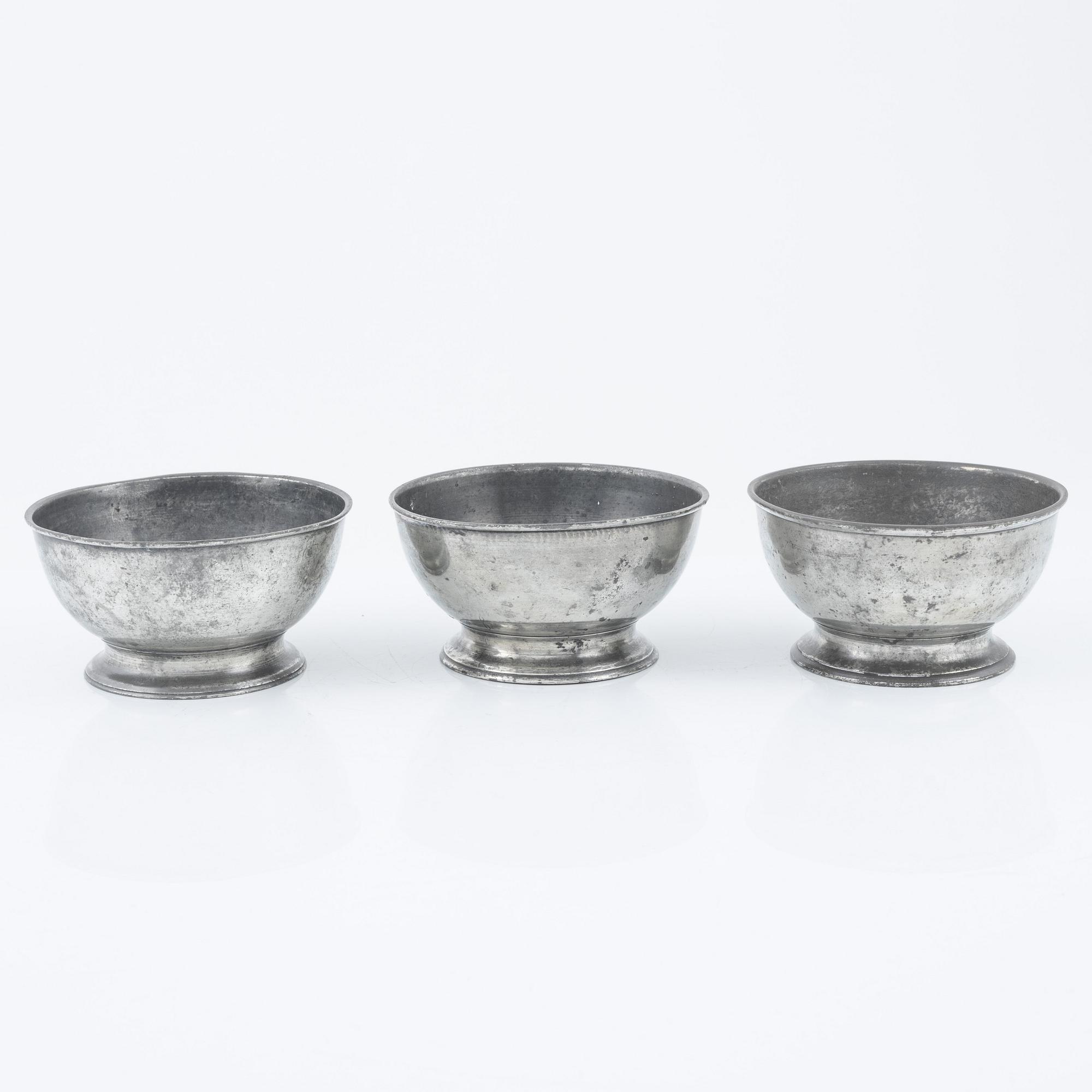 Fat, tallrikar 7 st, skålar 3 st, tenn, mestadels England, 17/1800-tal.