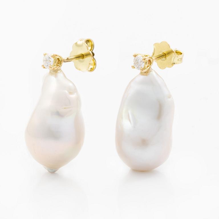 Earrings in 18K gold with cultured baroque-shaped freshwater pearls and brilliant-cut diamonds.