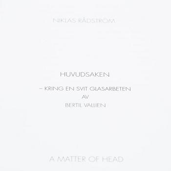 BERTIL VALLIEN, konstglas. "Huvud" signerad samt nr 7090002. Samt BOK "HUVUDBOK BERTIL VALLIEN".