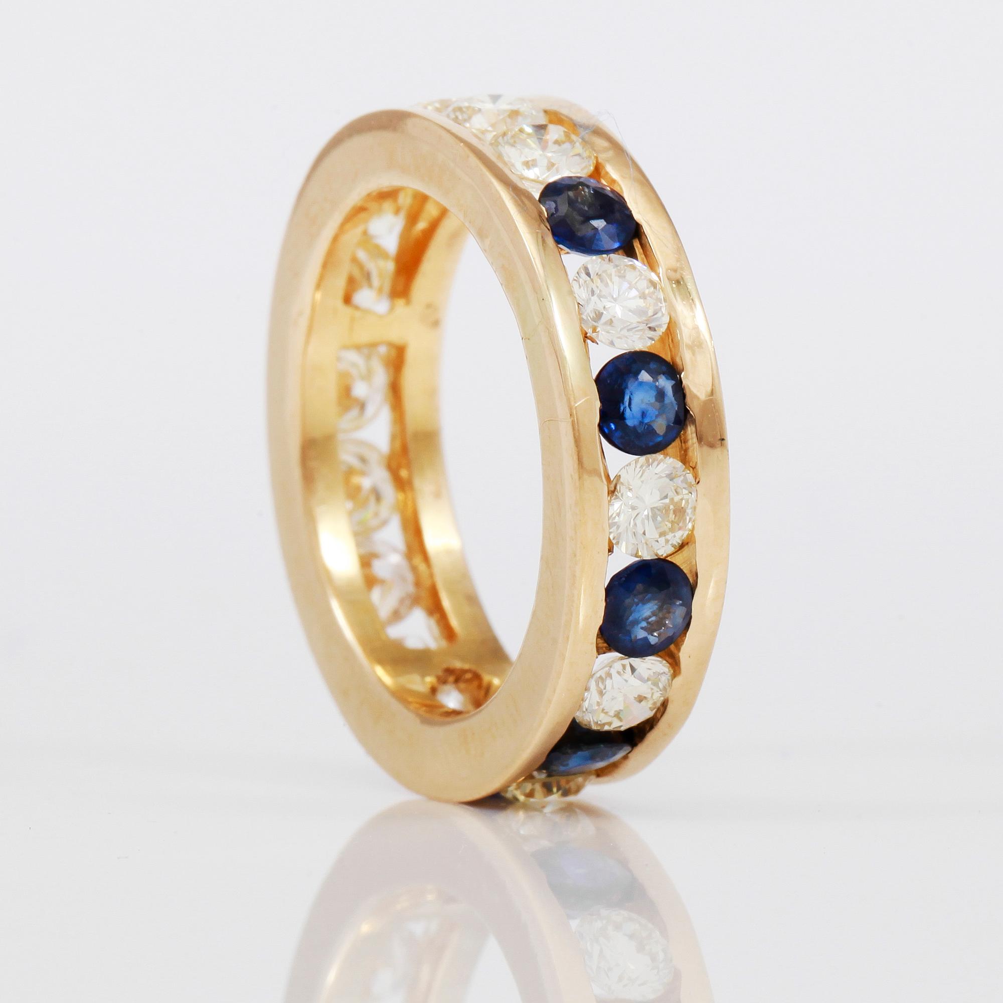 RING, 5 blå safirer samt 15 briljantslipade diamanter totalt ca 2,40 ct.