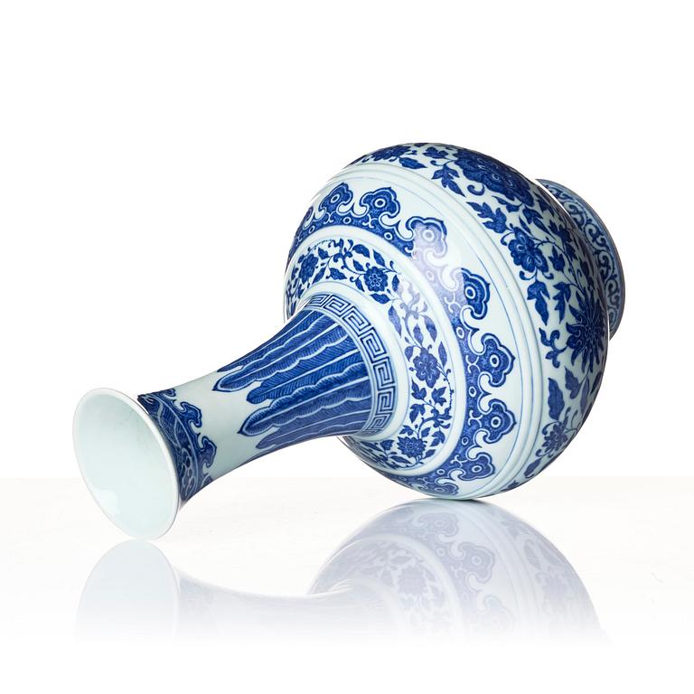Vas, porslin. Qingdynastin med Guangxus sigillmärke och period (1875-1908).