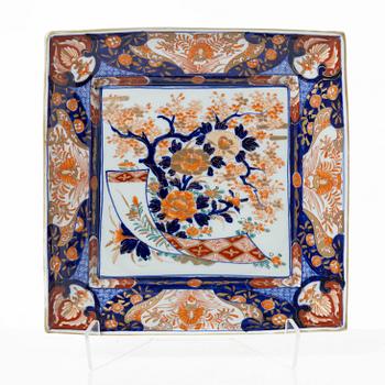 Tallrikar, 12 stycken, samt serveringsfat, imari, porslin, Japan Meiji/tidigt 1900-tal.