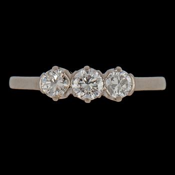 RING, 18 k vitguld med 3 briljantslipade diamanter, tot 0.42 ct, Juvel-Ateljen Malina, Göteborg, 1953. Vikt 3 g.