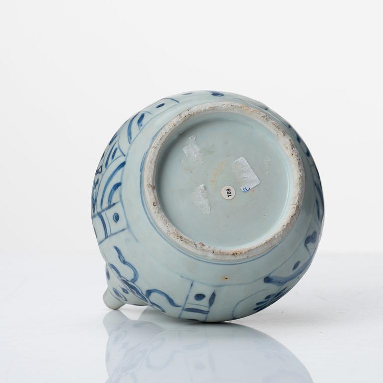 A blue and white kendi, Ming dynasty, Wanli (1572-1620).