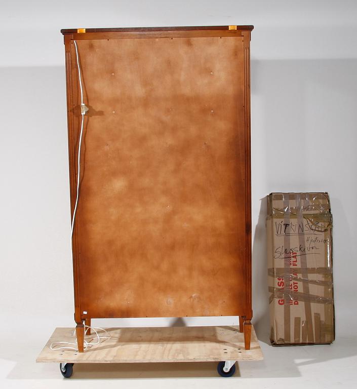 VITRINSKÅP, gustaviansk stil, 1900-talets andra hälft.