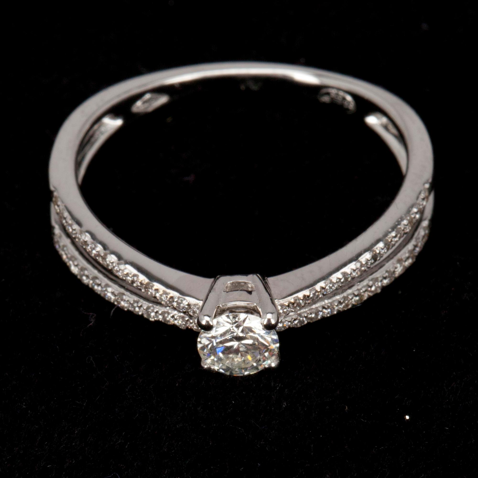 RING, vitguld 18K samt diamanter tot. 0.43 ct. Vikt ca 2,8 g.
