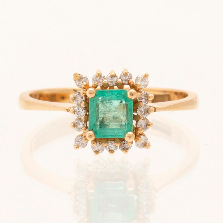 Ring in 18K gold with a step-cut emerald and round brilliant-cut diamonds.