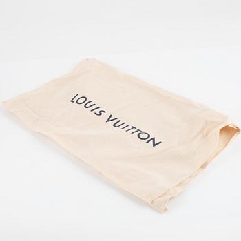 Louis Vuitton, a grey taiga 'Avenue' sling bag, 2022.