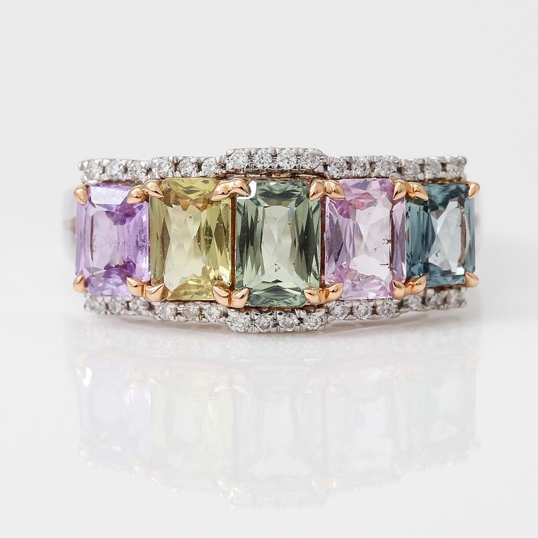 RING, flerfärgade safirer totalt ca 2,60 ct, diamanter totalt ca 0,10 ct.