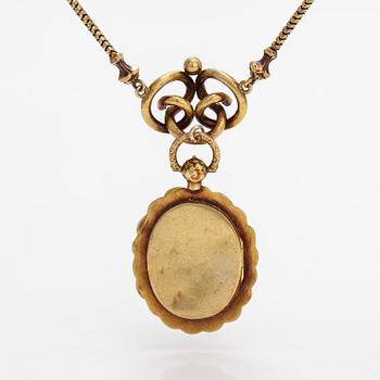 An 18K gold neckalce with a miniature painting. 19th century.