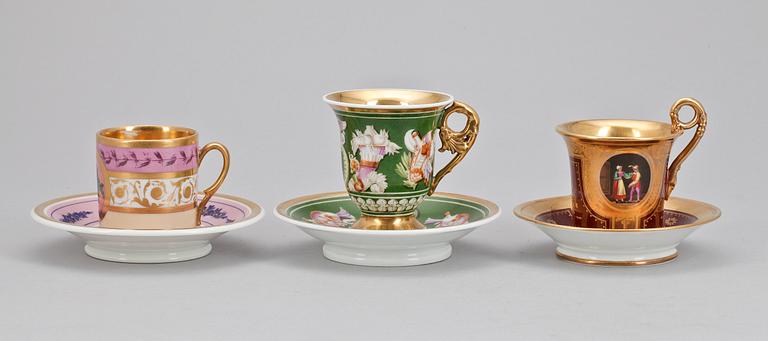 PARADKOPPAR MED FAT, 3 st, porslin, bl a meissen, empire, 1800-talets början.