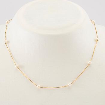 Necklace 18K gold and cultured pearls.