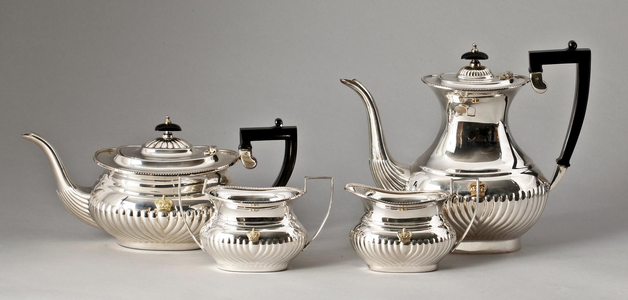 KAFFE- OCH TESERVIS, 4 delar. Nysilver. England. 1900-talets andra hälft.