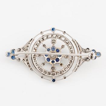 Brosch 14K vitguld med safirer och gammalslipad- och rosenslipade diamanter.