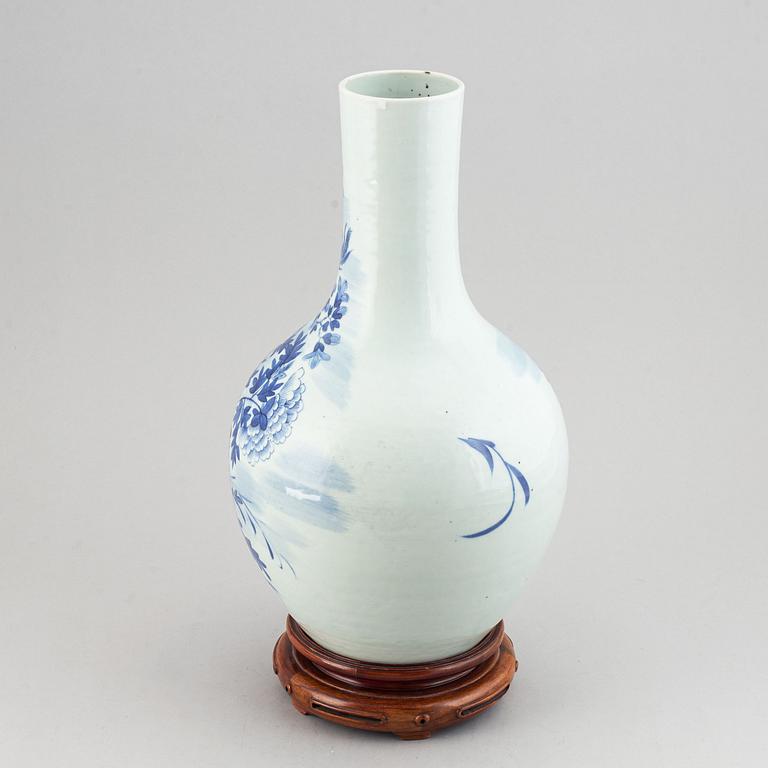 A blue and white tianqiu ping vase, late Qing dynasty.