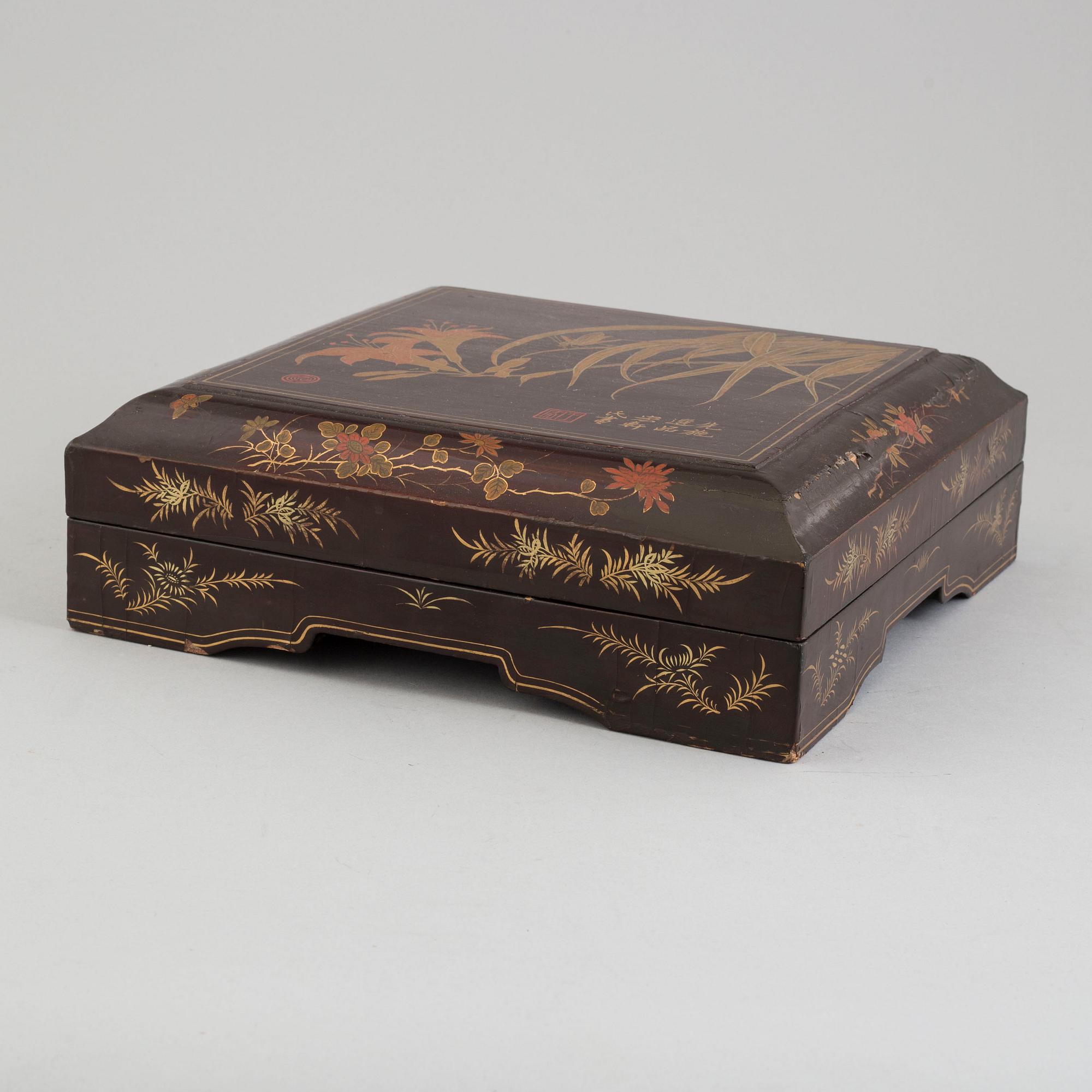 A blue and white cabaret in a lacquer box, Qing dynasty, 19th Century.