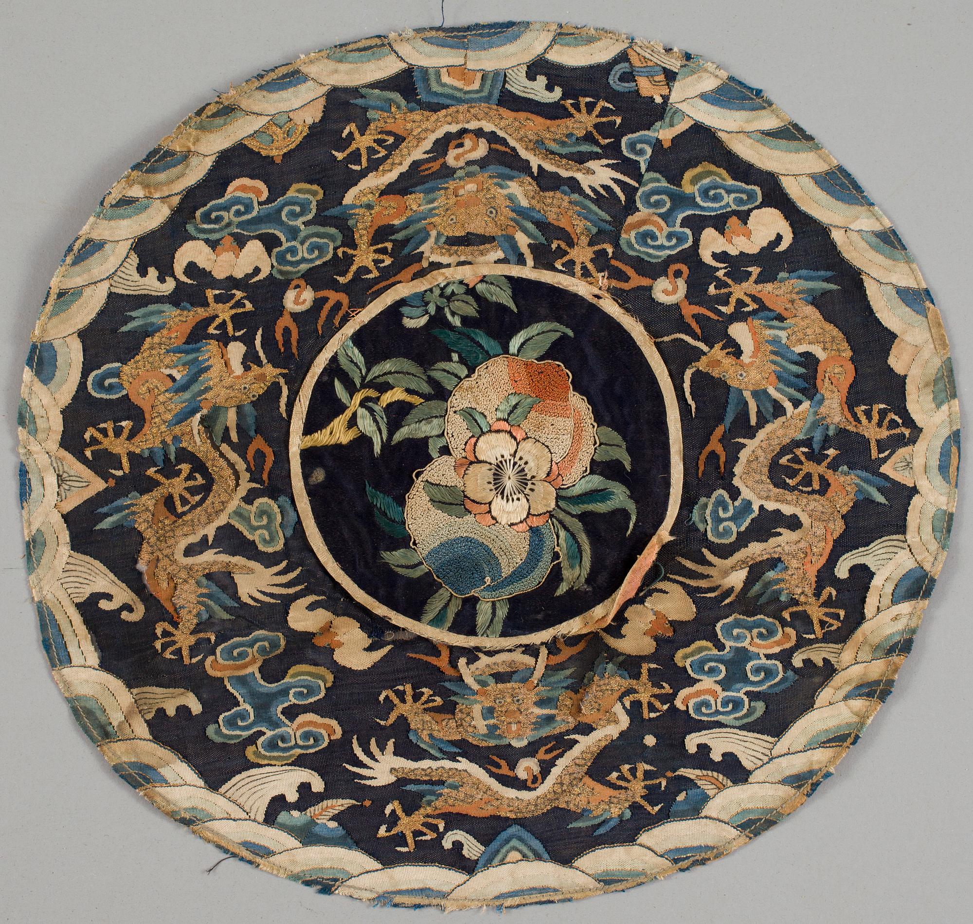 BRODERIER, 12 delar, bl.a. i siden. Kina, 1800/1900-tal.