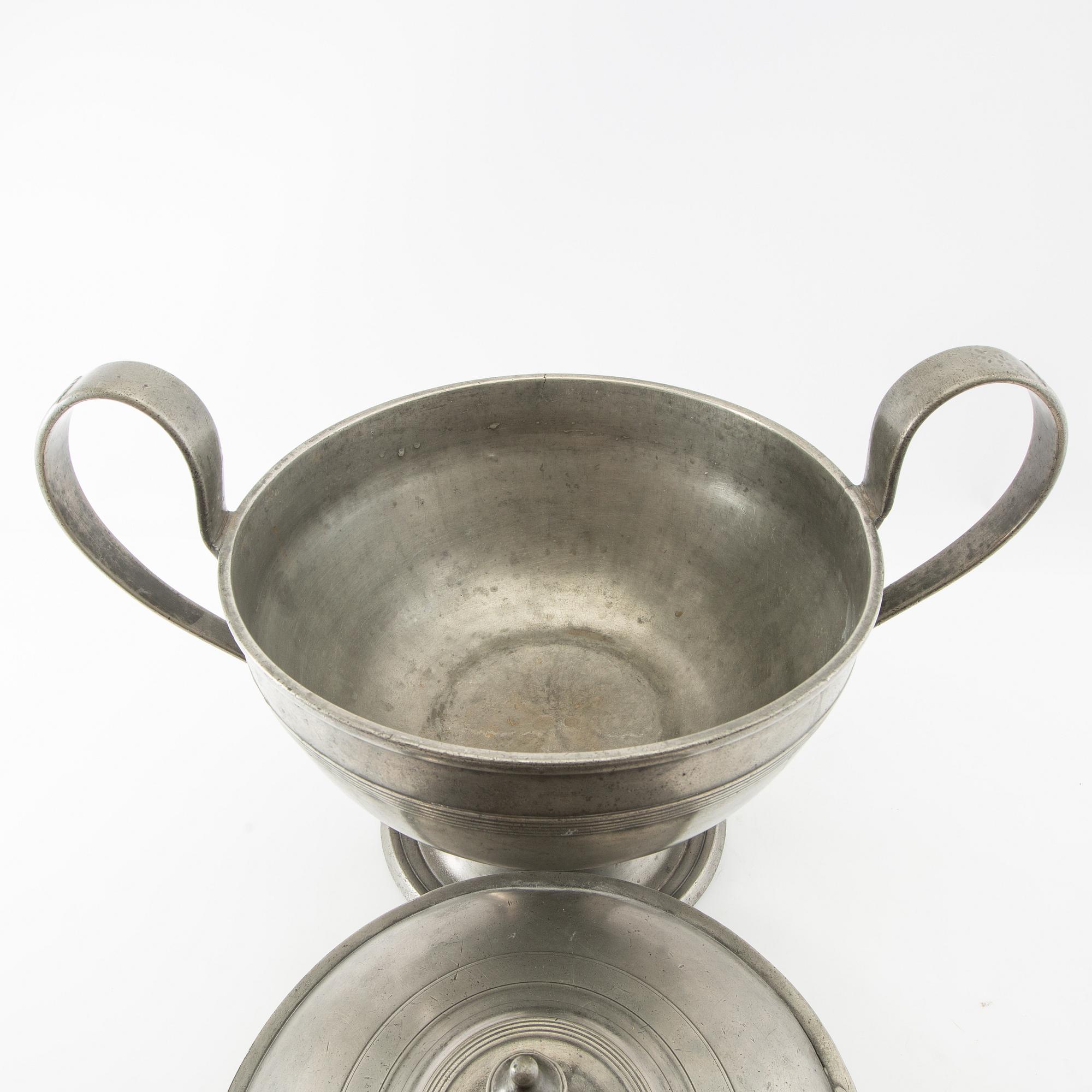 Tureen with lid, second half of the 1800s, possibly Germany.