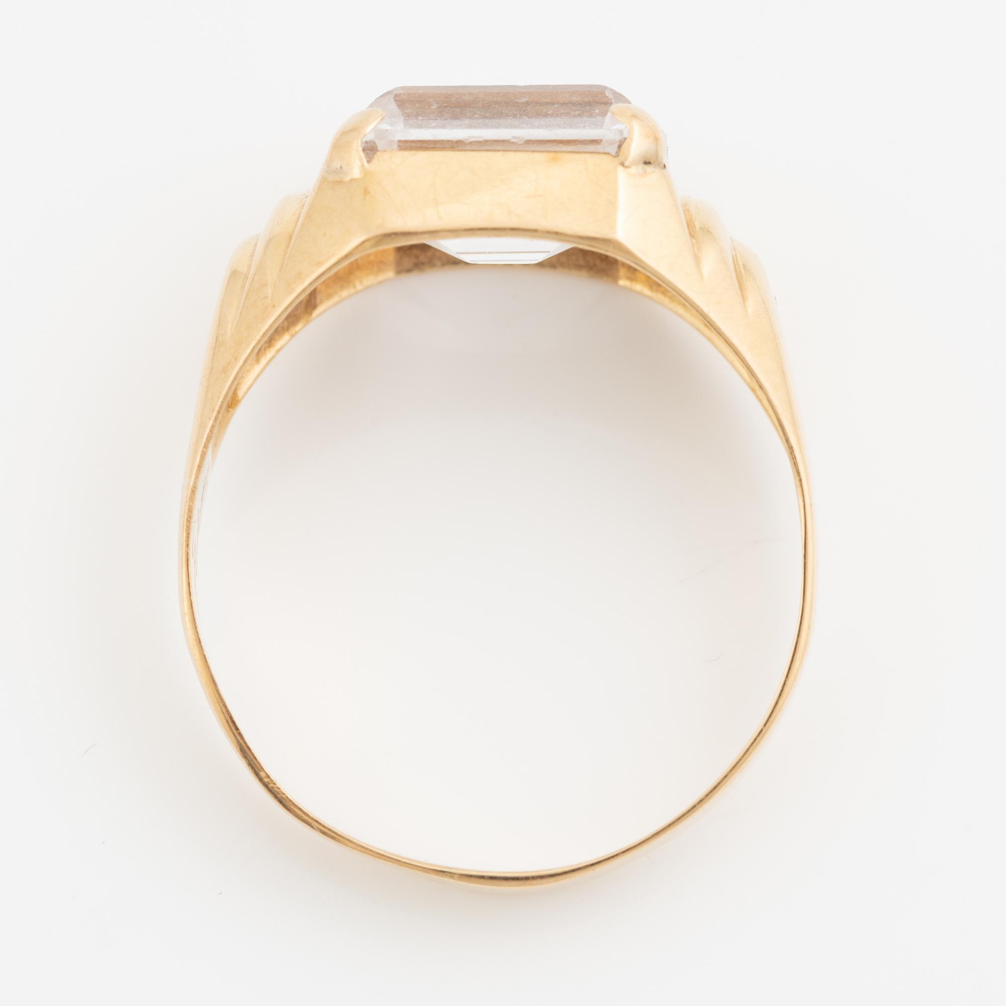 Ring 18K gold with white synthetic spinel.