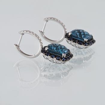 ÖRHÄNGEN, 18K vitguld med briljantslipade diamanter ca 0.25 ct, safirer ca 1.70 ct och topaser ca 12.08 ct. Vikt 7,3g.
