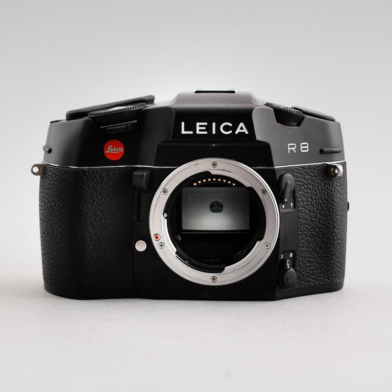 KAMERA, Leica R8, nr 2292368, samt 2 objektiv. Tyskland, modellen lanserad 1996.