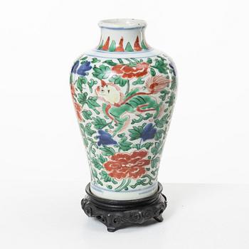 A wucai decorated vase, Transition, 17th century.