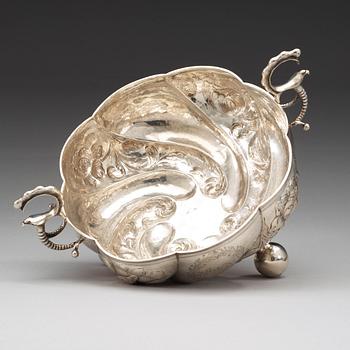 A Norwegian early 18th century silver bowl, unidentified makers mark FS, Trondheim/Møre c. 1700.